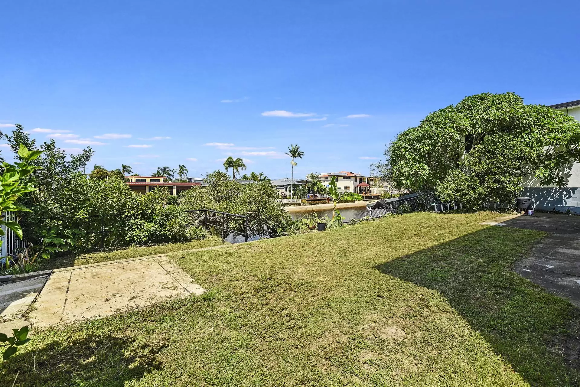 8 Carmel Court, Broadbeach Waters Sold by  - image 1