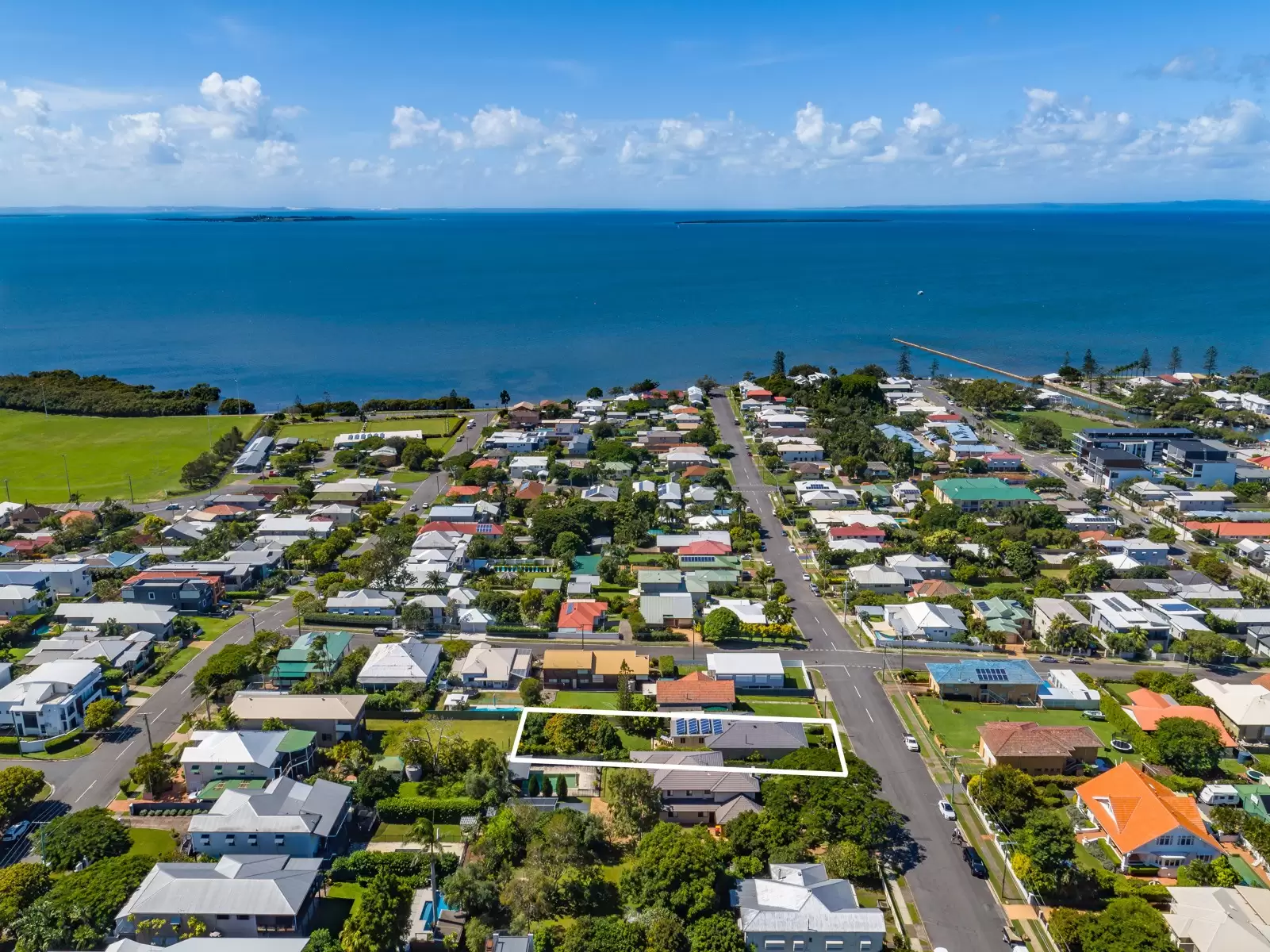 75 Alkoomie Street, Wynnum Sold by Queensland Sotheby's International Realty - image 1