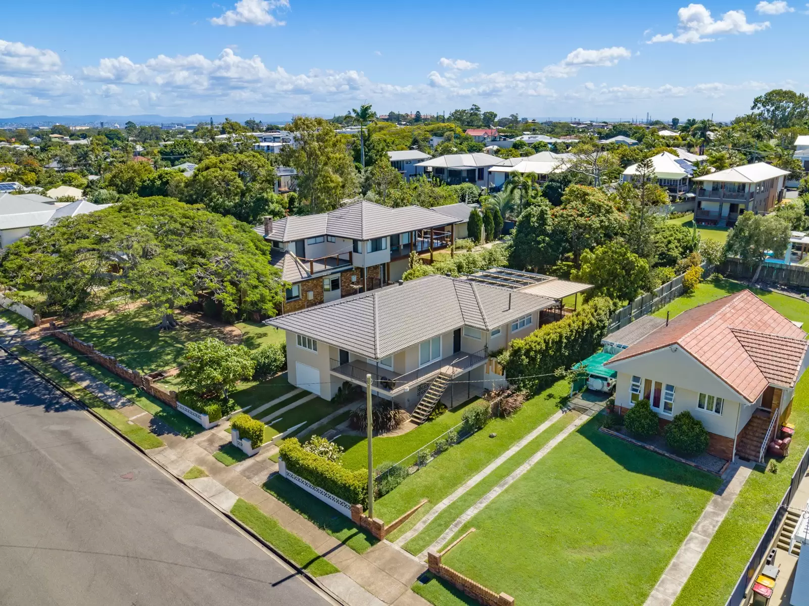 75 Alkoomie Street, Wynnum Sold by Queensland Sotheby's International Realty - image 1