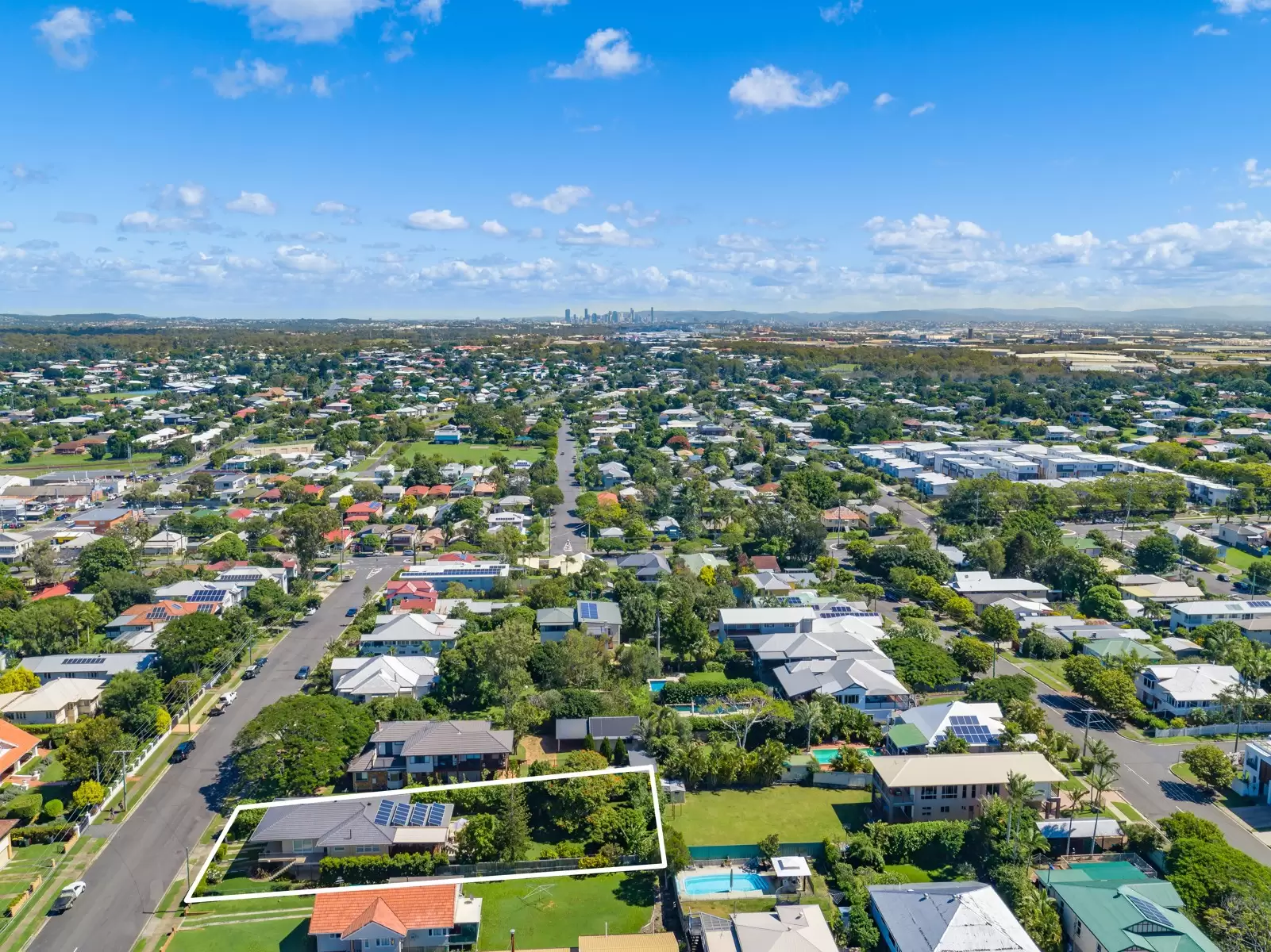 75 Alkoomie Street, Wynnum Sold by Queensland Sotheby's International Realty - image 1