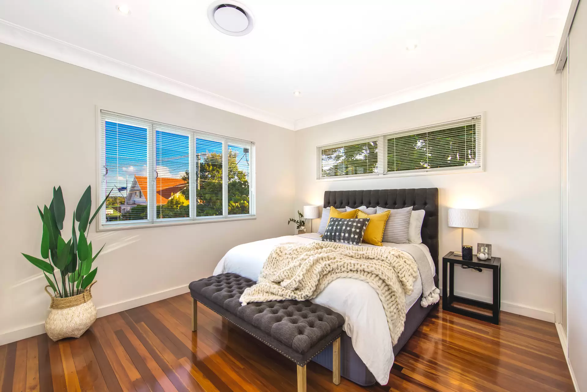 75 Alkoomie Street, Wynnum Sold by Queensland Sotheby's International Realty - image 1