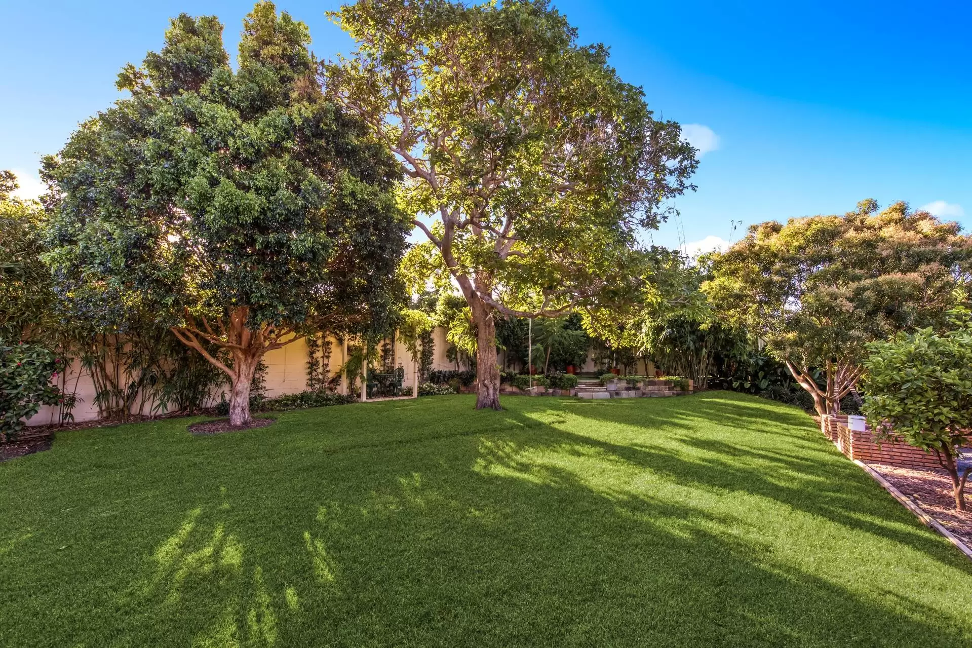 75 Alkoomie Street, Wynnum Sold by Queensland Sotheby's International Realty - image 1