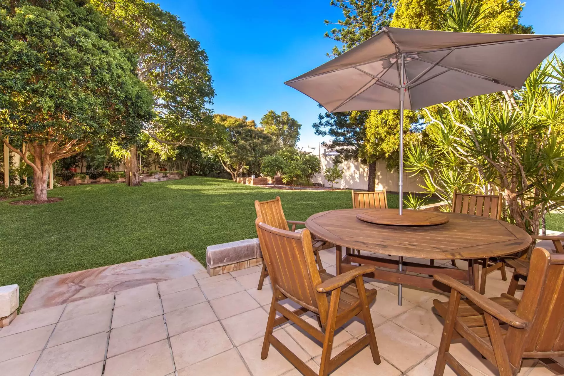 75 Alkoomie Street, Wynnum Sold by Queensland Sotheby's International Realty - image 1