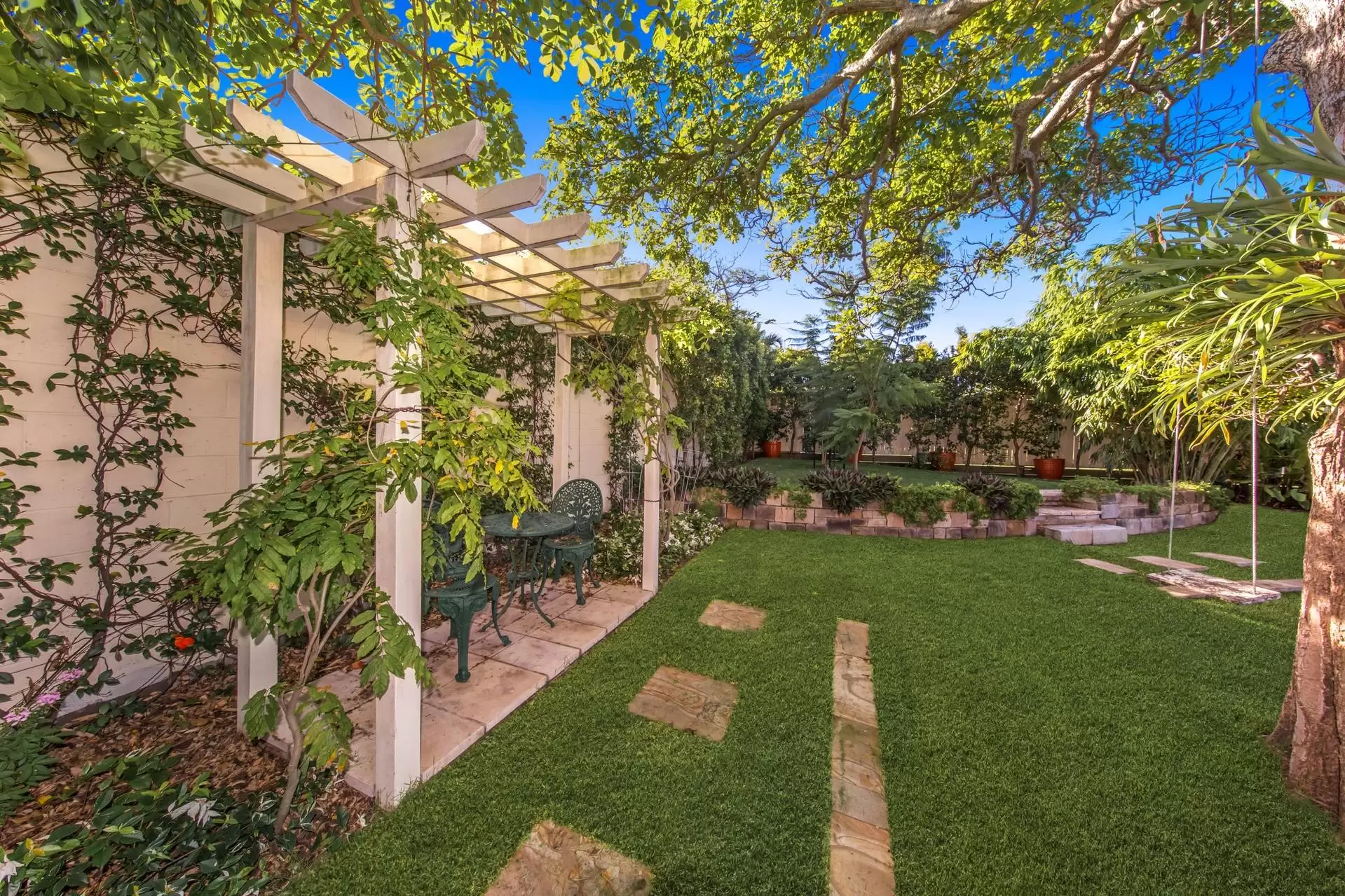 75 Alkoomie Street, Wynnum Sold by Queensland Sotheby's International Realty - image 1