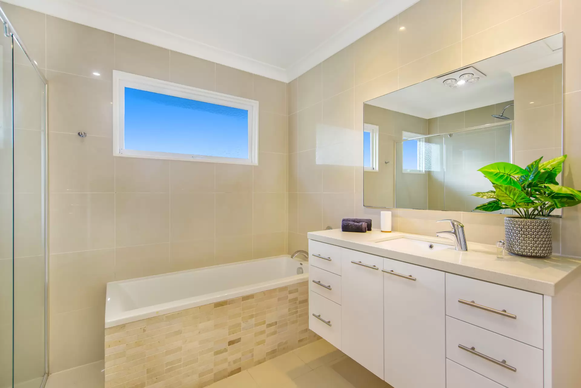 75 Alkoomie Street, Wynnum Sold by Queensland Sotheby's International Realty - image 1