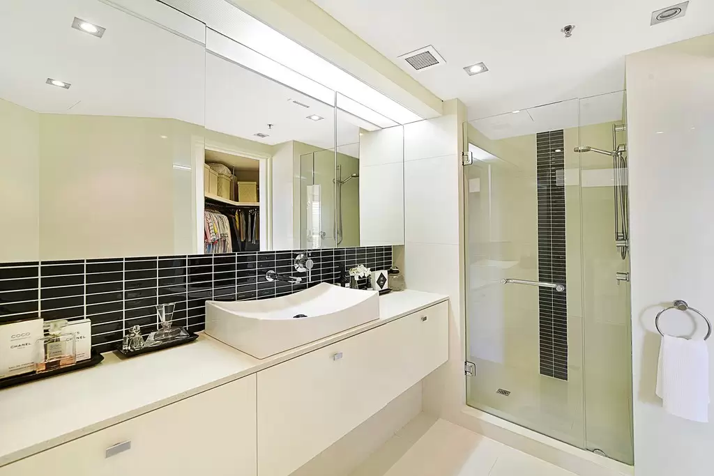 802/1 Peak Avenue, Main Beach Sold by Queensland Sotheby's International Realty - image 1