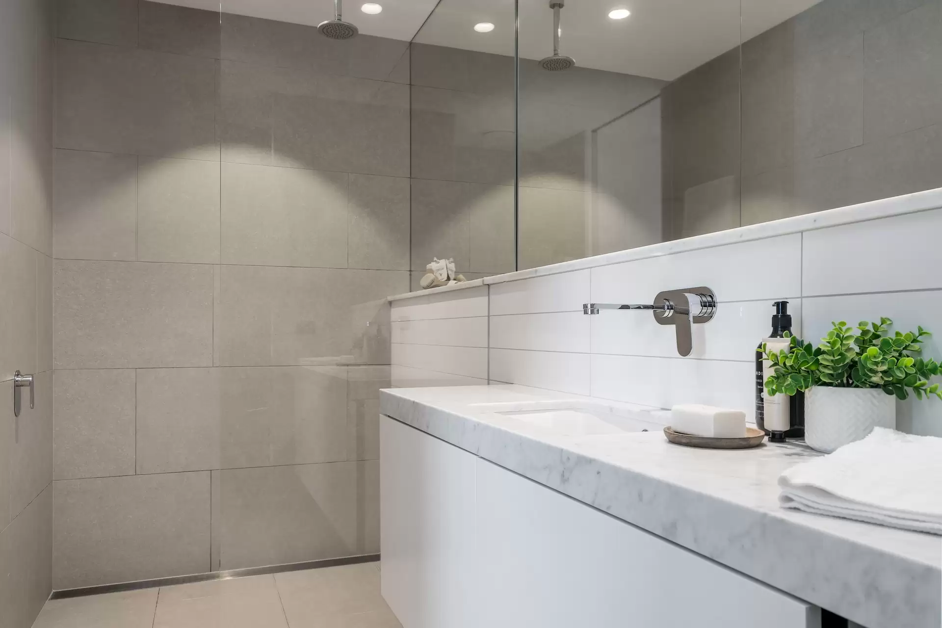 302 Woodroffe Avenue, Main Beach Sold by Queensland Sotheby's International Realty - image 1