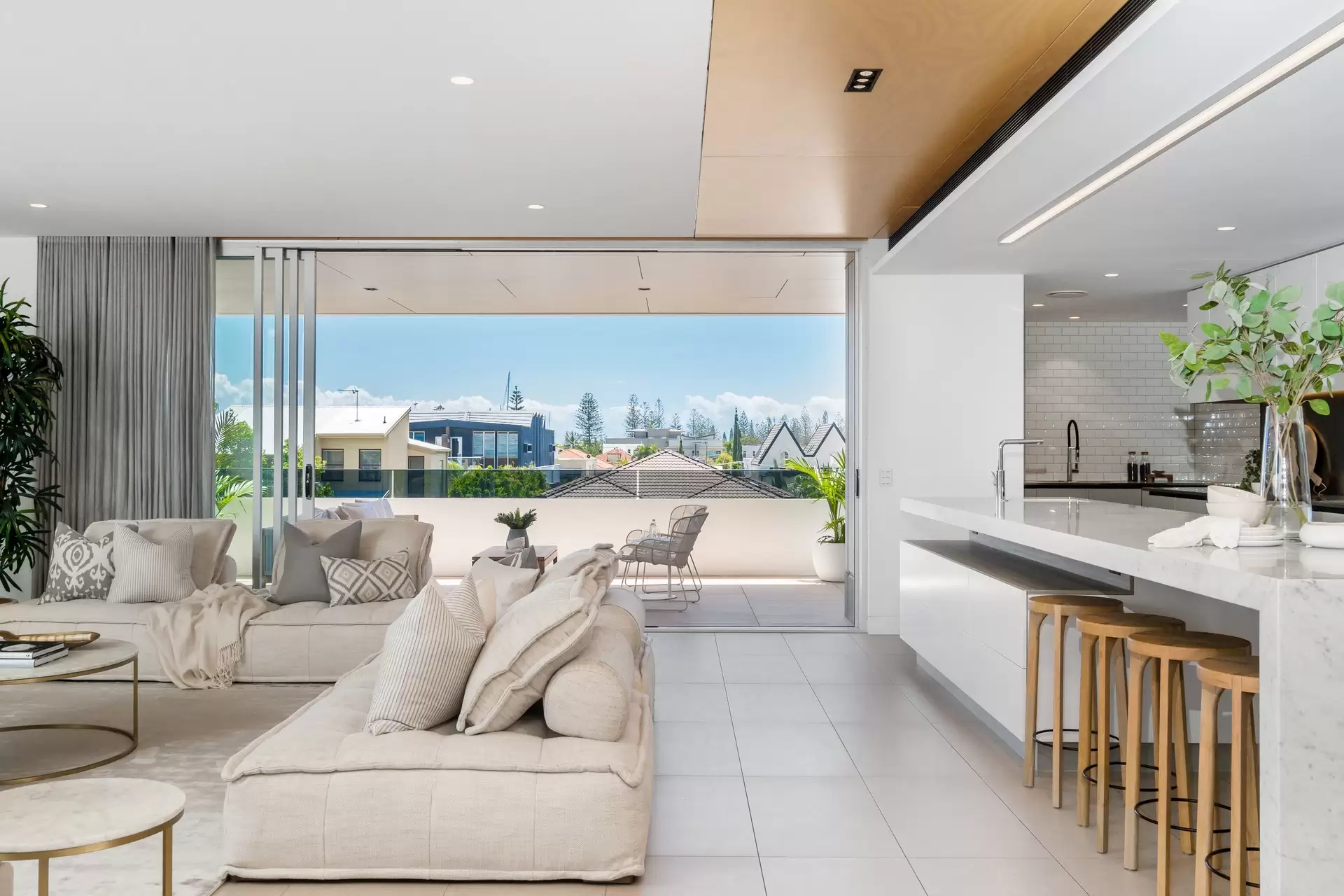 302 Woodroffe Avenue, Main Beach Sold by Queensland Sotheby's International Realty - image 1