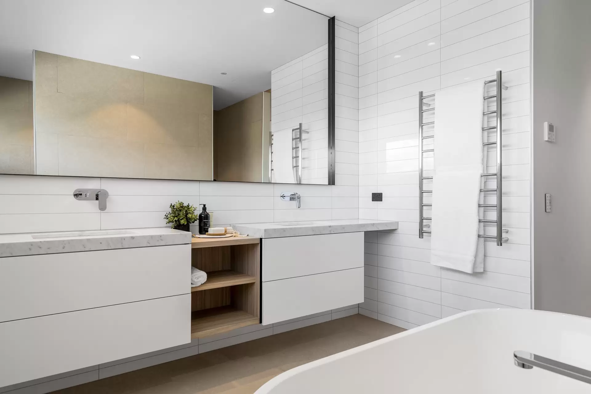 302 Woodroffe Avenue, Main Beach Sold by Queensland Sotheby's International Realty - image 1