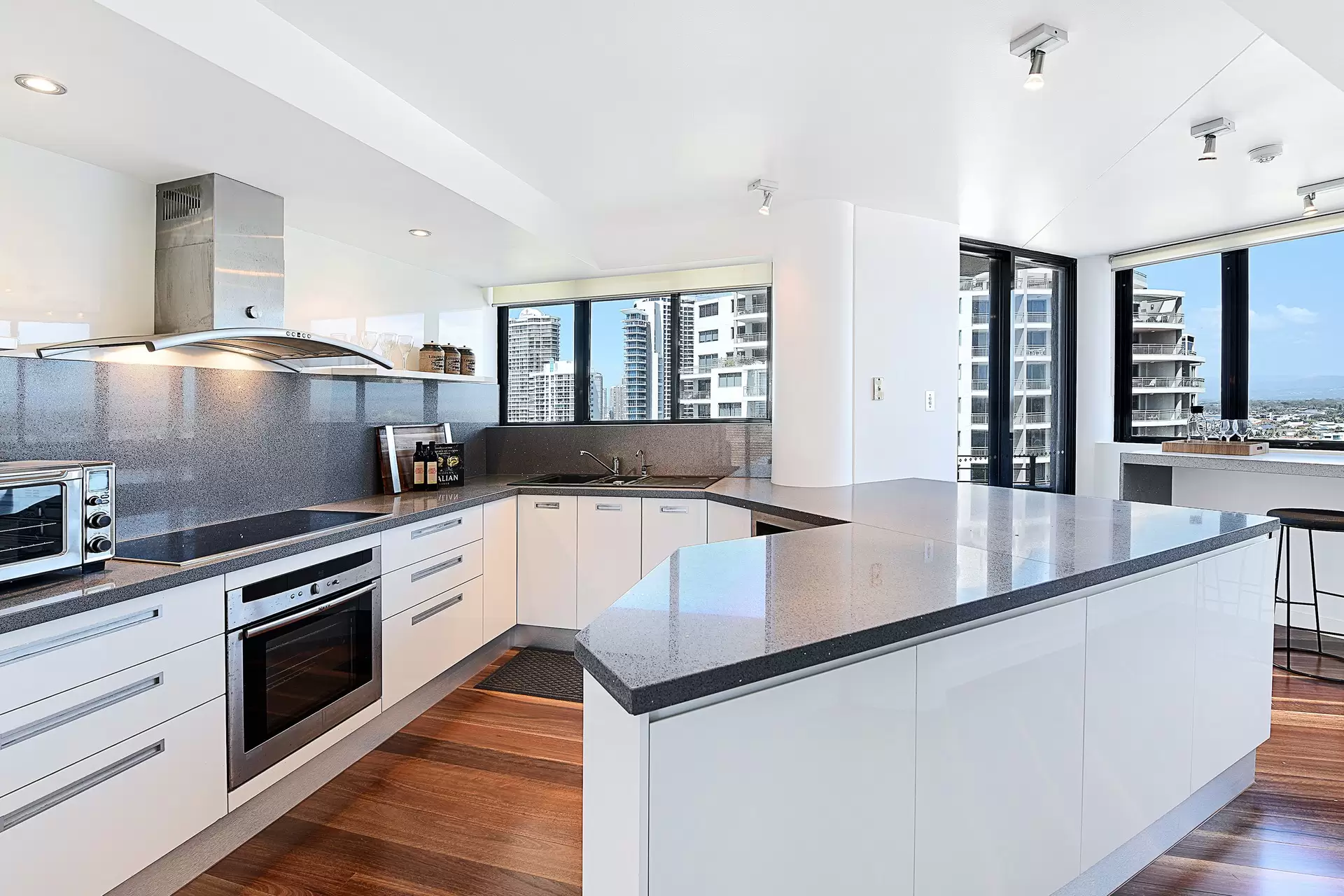 14/19 Peak Avenue, Main Beach Sold by  - image 1
