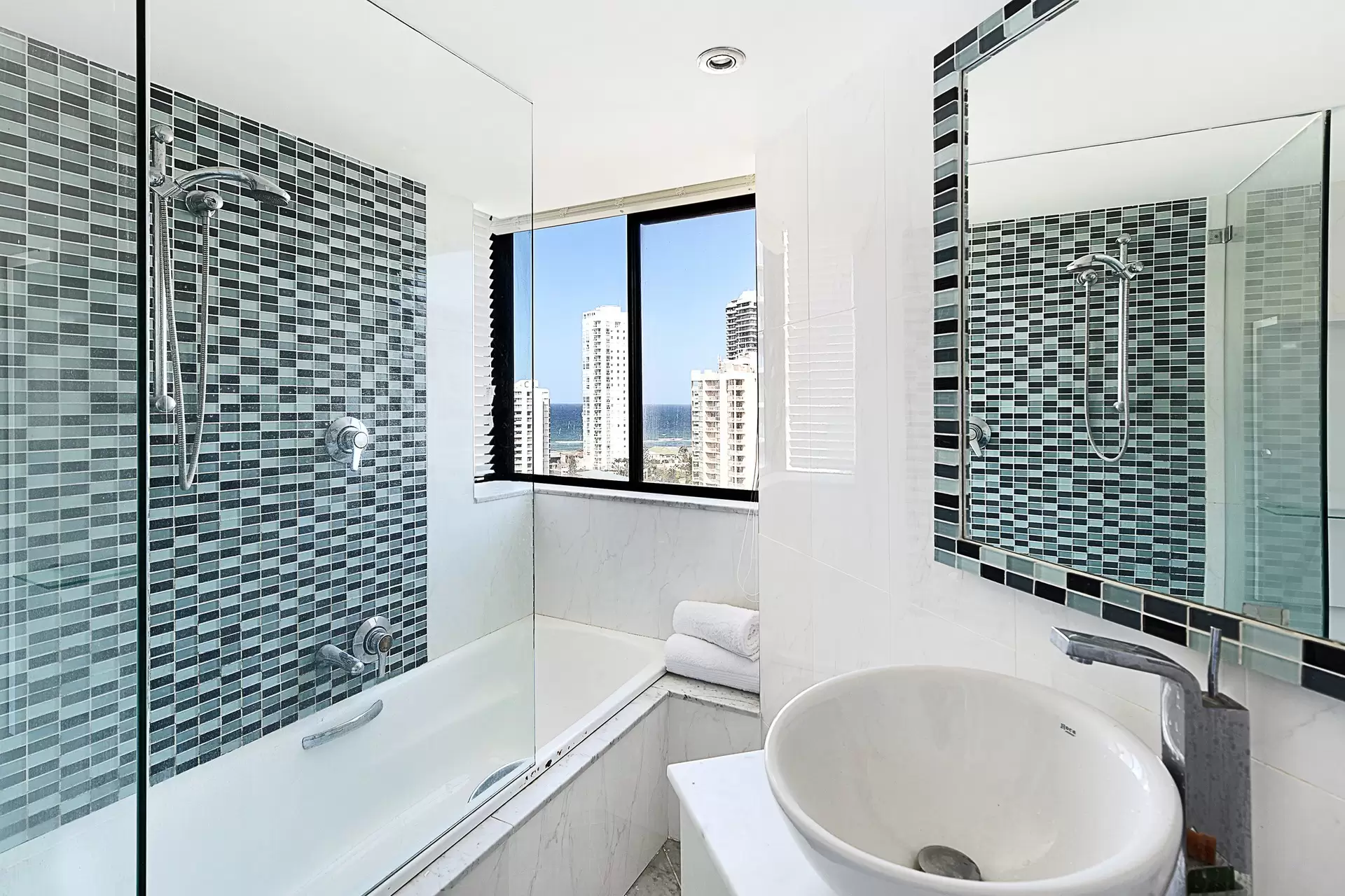 14/19 Peak Avenue, Main Beach Sold by  - image 1