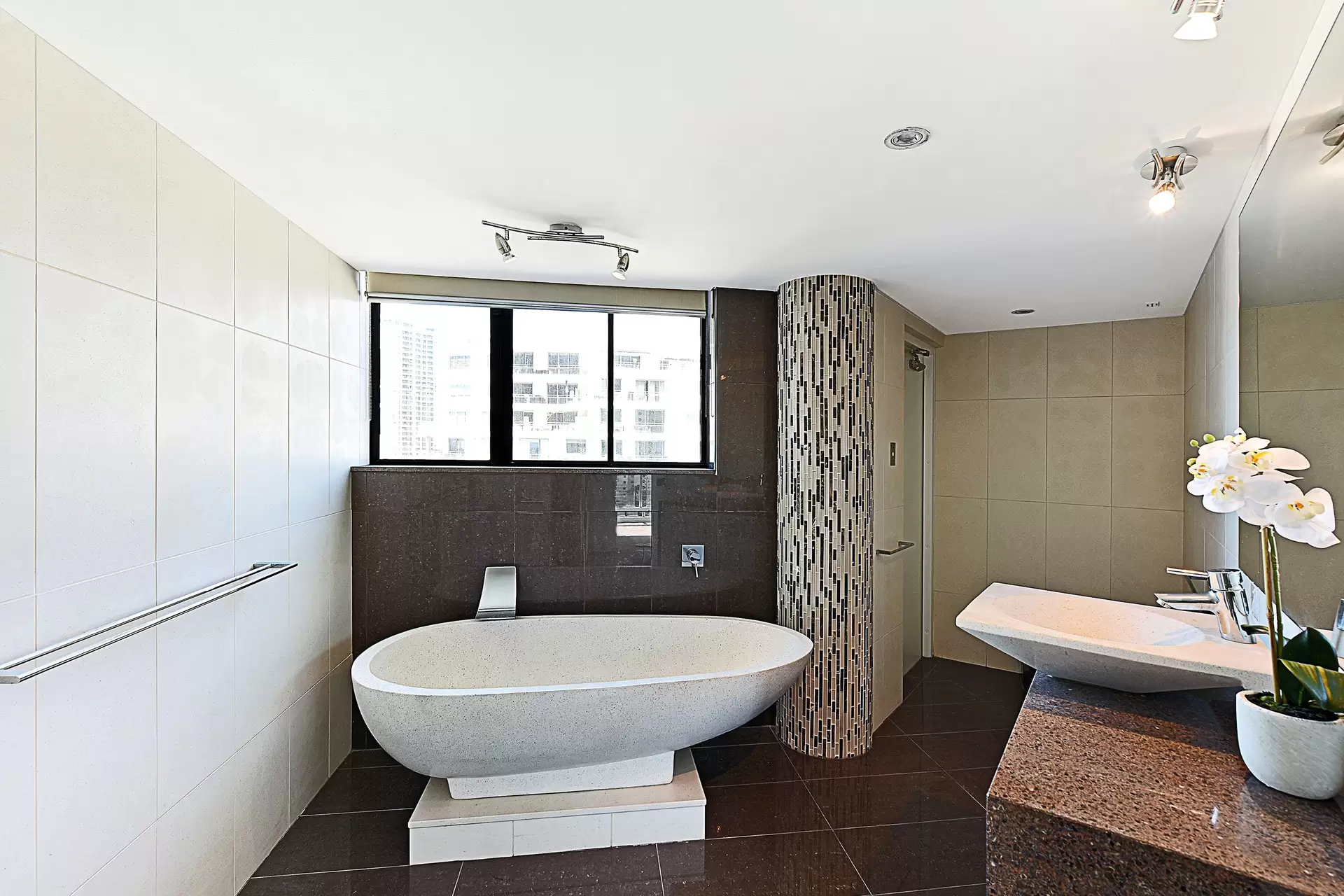 14/19 Peak Avenue, Main Beach Sold by  - image 1