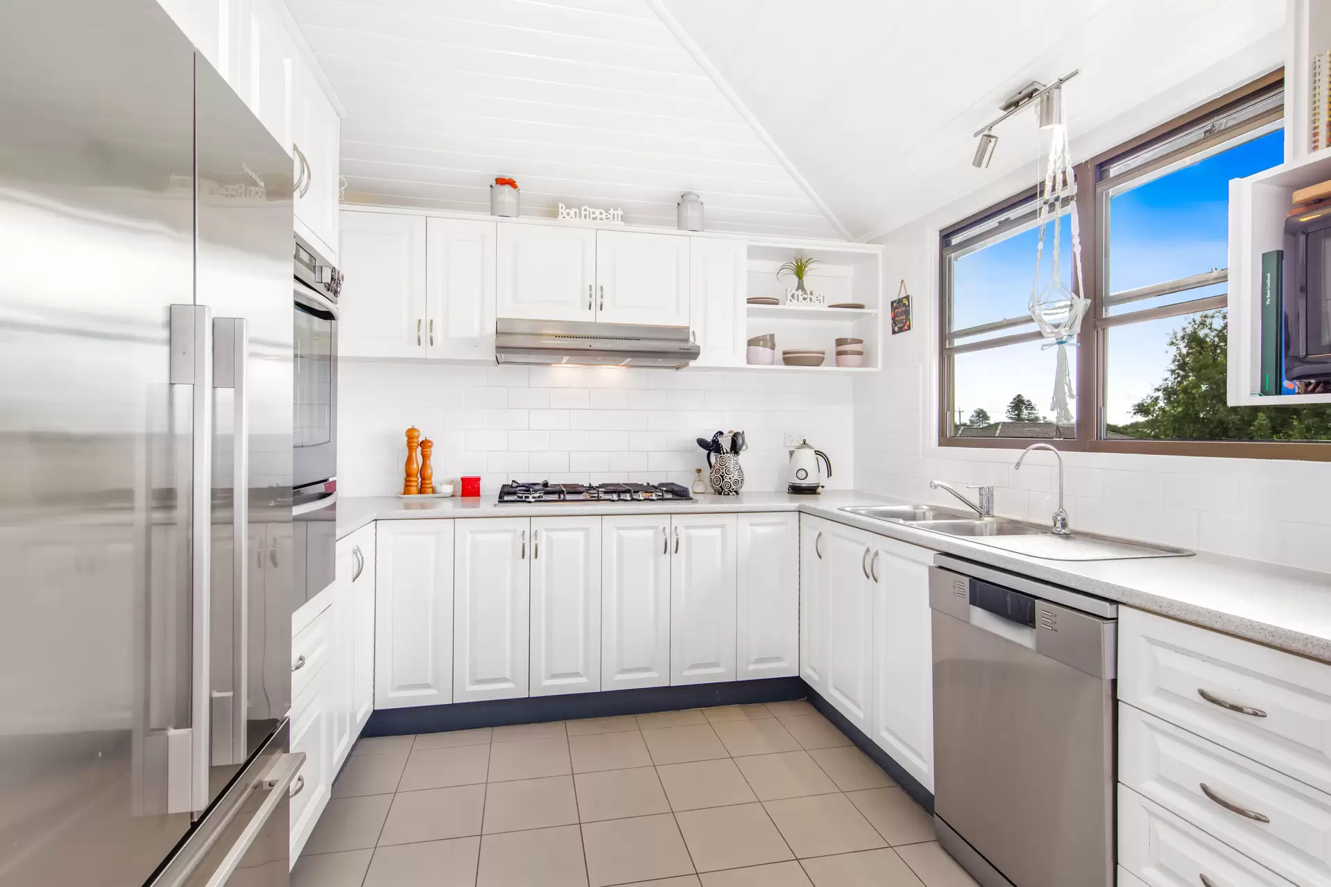 11 Waterview Avenue, Wynnum Sold by Queensland Sotheby's International Realty - image 1