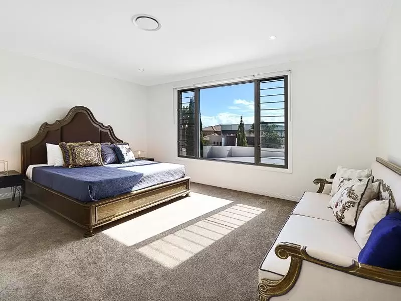 56 King Charles Drive, Sovereign Islands Sold by Queensland Sotheby's International Realty - image 1