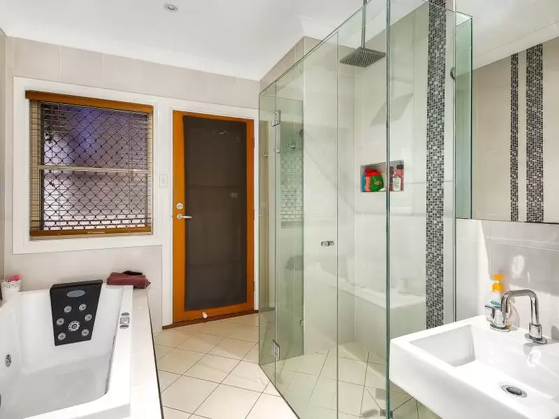 4 Dellwood Court, Ferny Hills Sold by Queensland Sotheby's International Realty - image 1