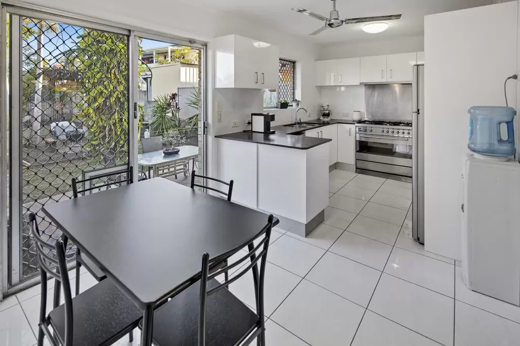140 Heeb Street, Benowa Sold by  - image 1