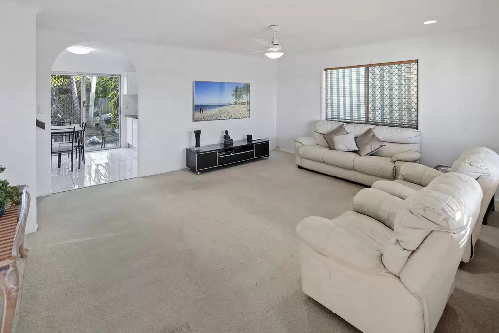 140 Heeb Street, Benowa Sold by  - image 1