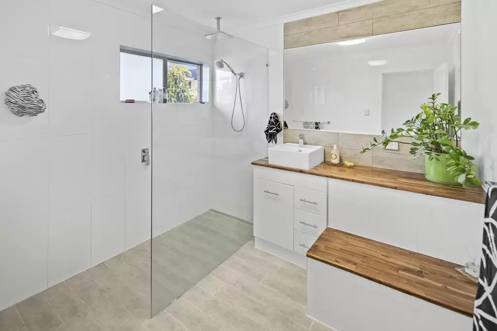 140 Heeb Street, Benowa Sold by  - image 1