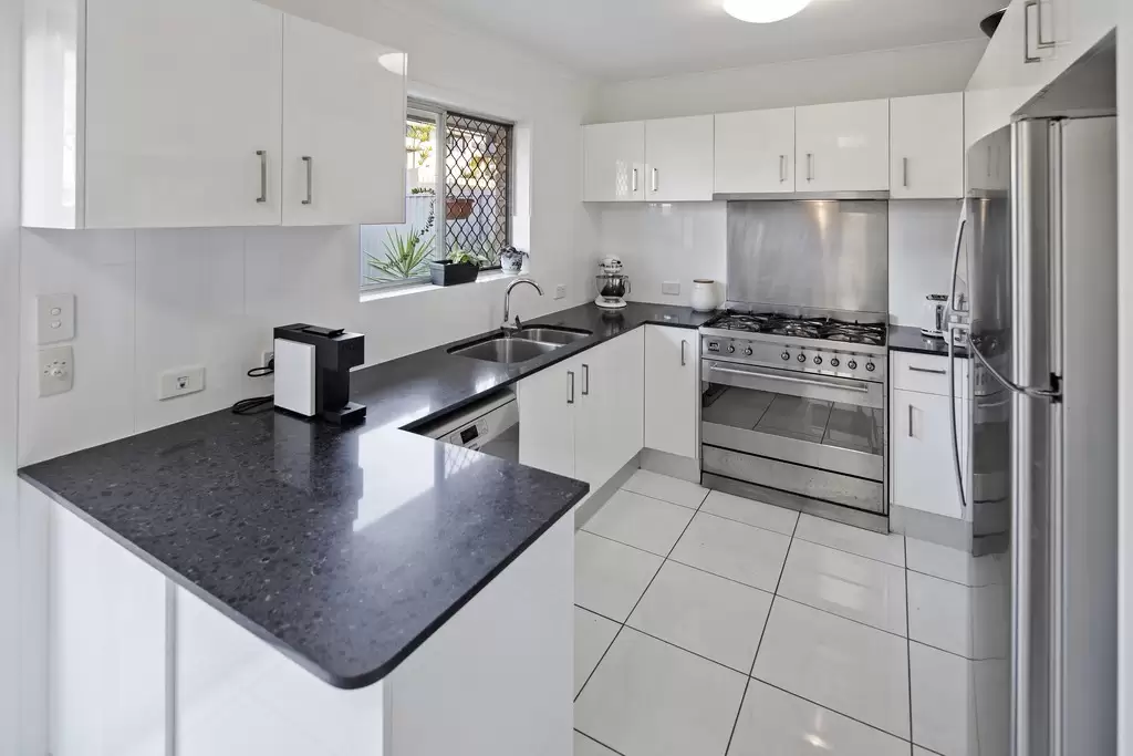 140 Heeb Street, Benowa Sold by  - image 1
