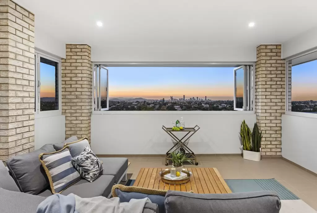 13 Castle Hill Street, Holland Park West Sold by  - image 1