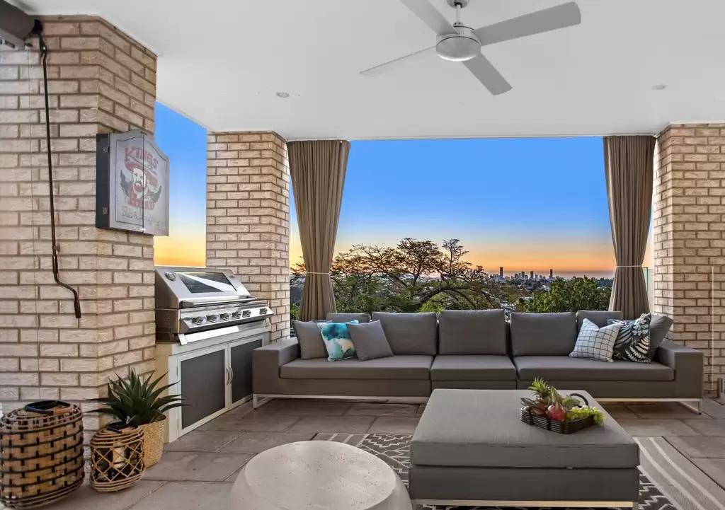 13 Castle Hill Street, Holland Park West Sold by  - image 1