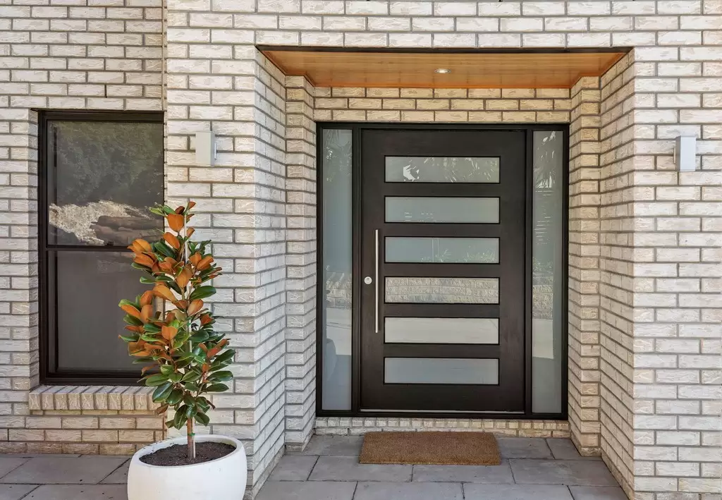 13 Castle Hill Street, Holland Park West Sold by  - image 1