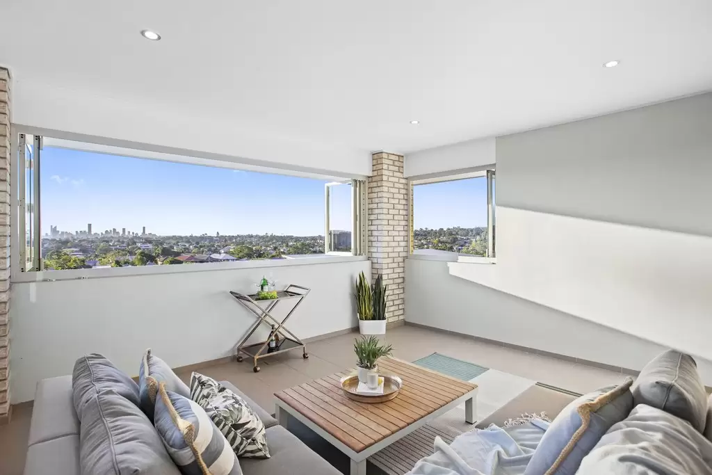 13 Castle Hill Street, Holland Park West Sold by  - image 1