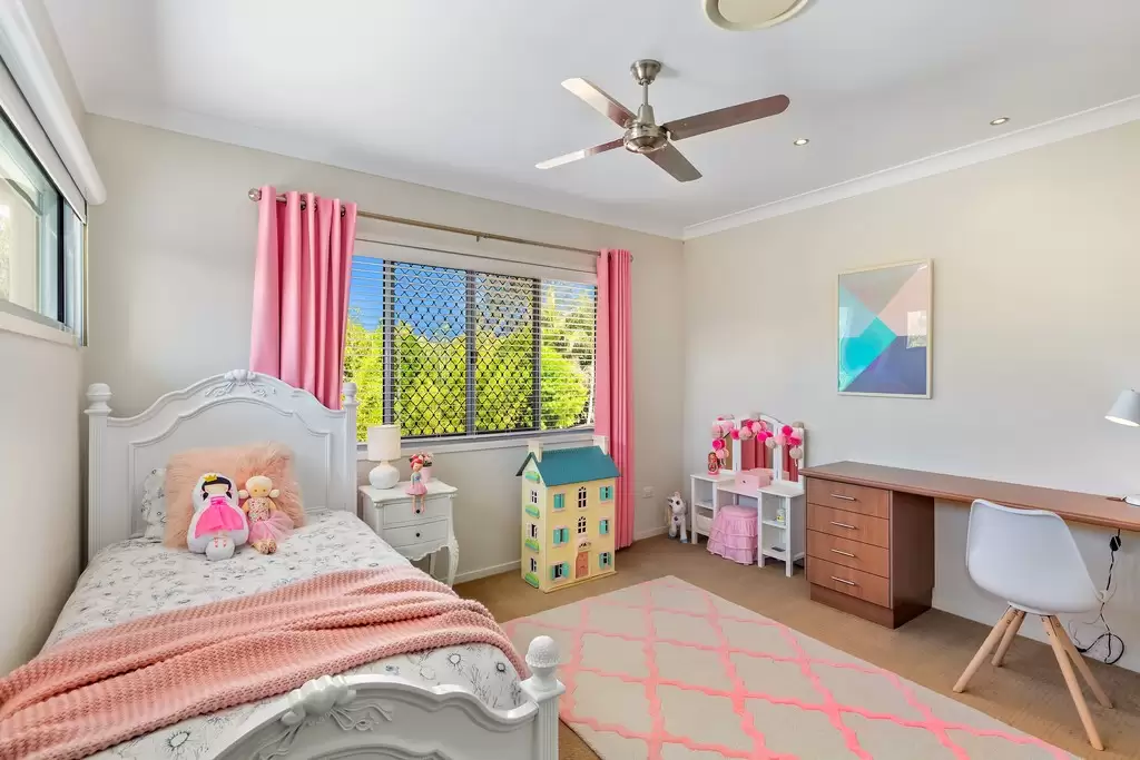 41 Brindisi Place, Wynnum Sold by Queensland Sotheby's International Realty - image 1