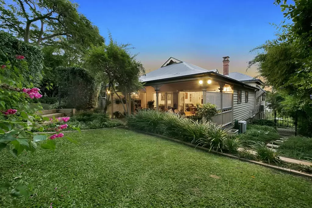 16 Markwell Street, Auchenflower Sold by  - image 1