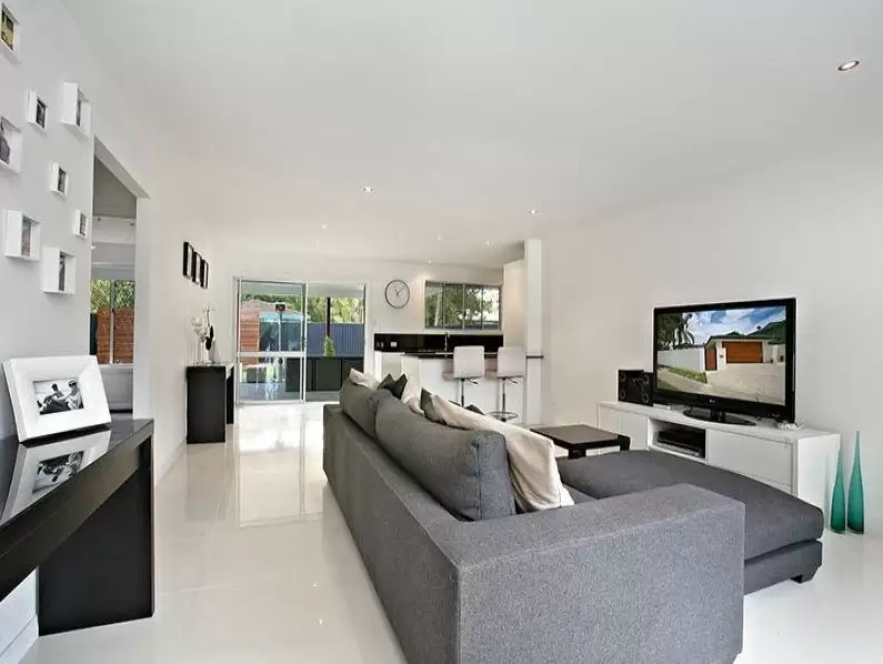 7 Holland Court, Broadbeach Waters Leased by Queensland Sotheby's International Realty