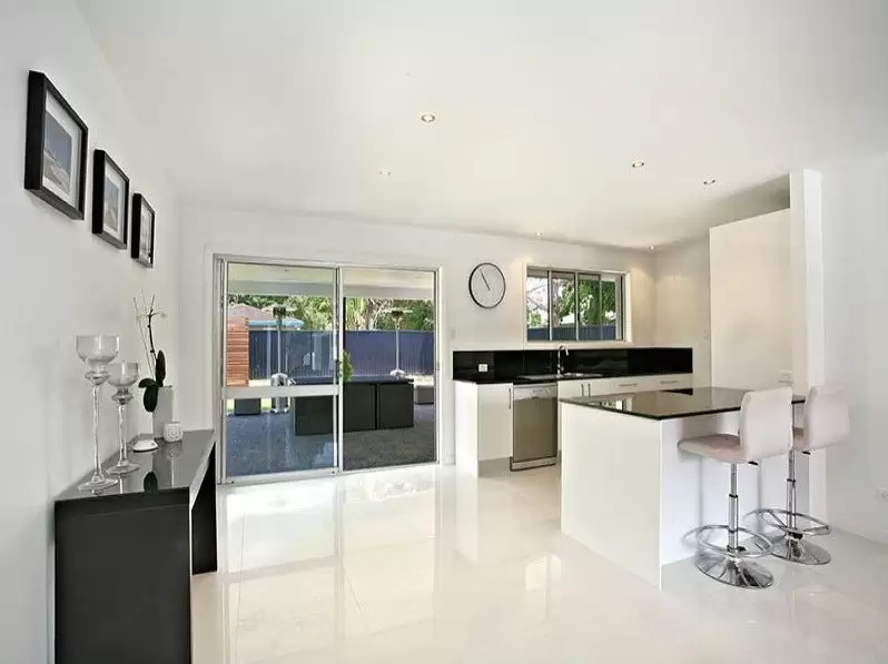 7 Holland Court, Broadbeach Waters Leased by  - image 1
