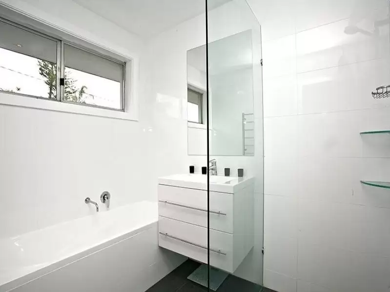 7 Holland Court, Broadbeach Waters Leased by  - image 1