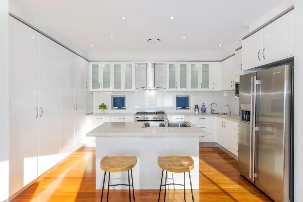 193 Wynnum Esplanade, Wynnum Sold by  - image 1