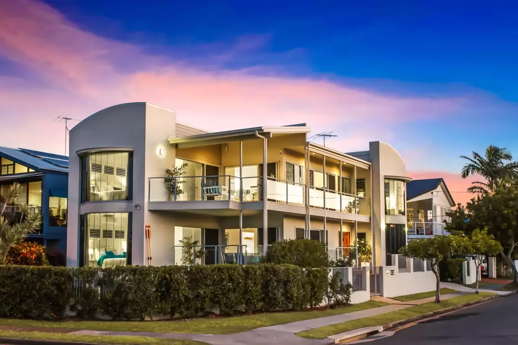 193 Wynnum Esplanade, Wynnum Sold by Queensland Sotheby's International Realty - image 1