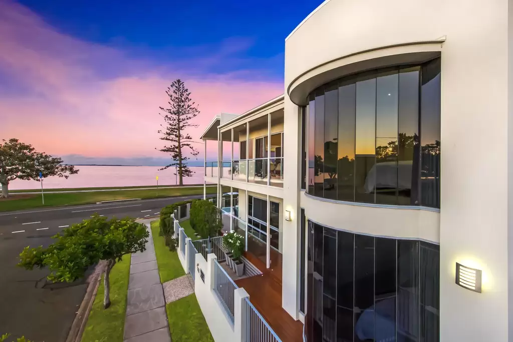 193 Wynnum Esplanade, Wynnum Sold by Queensland Sotheby's International Realty - image 1