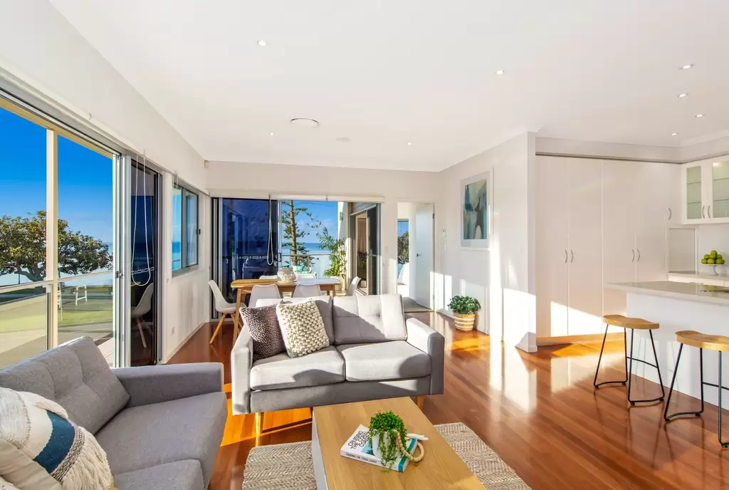 193 Wynnum Esplanade, Wynnum Sold by Queensland Sotheby's International Realty - image 1
