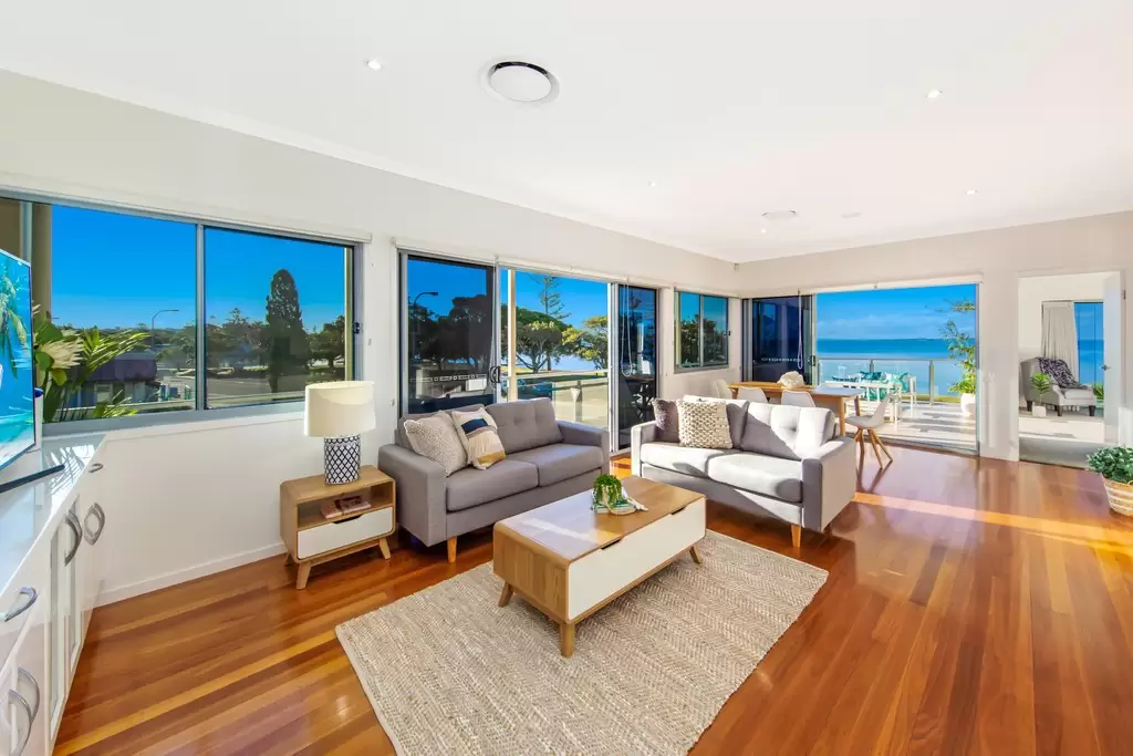 193 Wynnum Esplanade, Wynnum Sold by Queensland Sotheby's International Realty - image 1