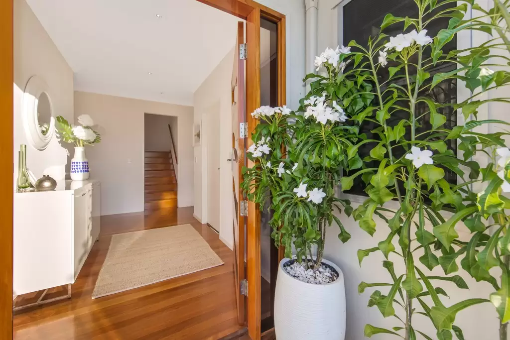 193 Wynnum Esplanade, Wynnum Sold by  - image 1