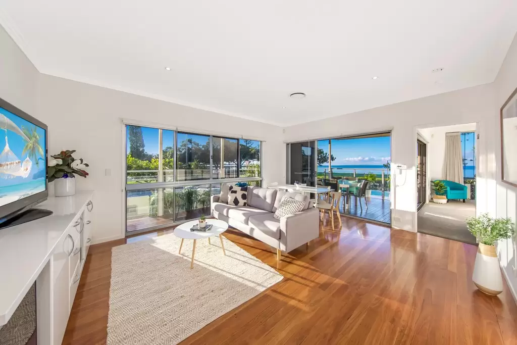 193 Wynnum Esplanade, Wynnum Sold by Queensland Sotheby's International Realty - image 1