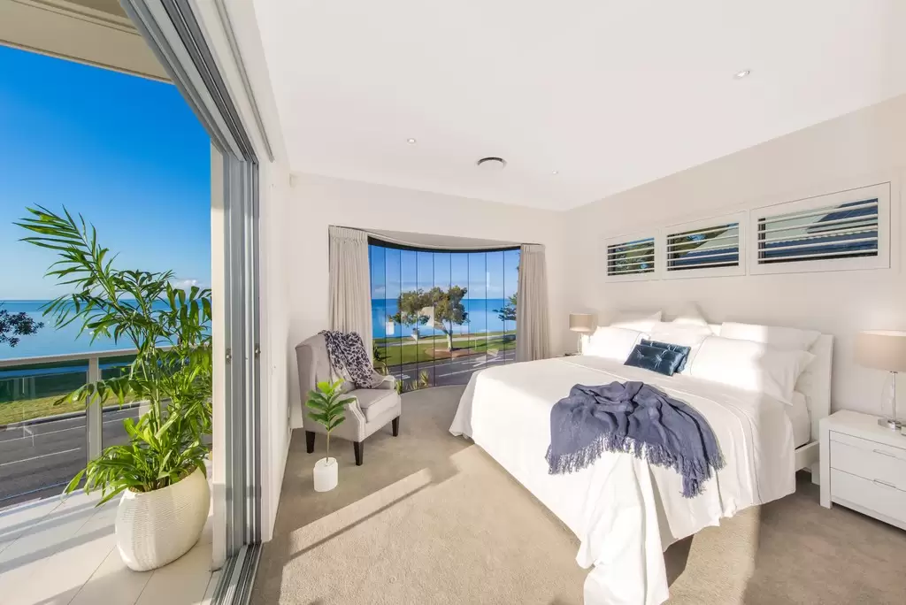193 Wynnum Esplanade, Wynnum Sold by Queensland Sotheby's International Realty - image 1