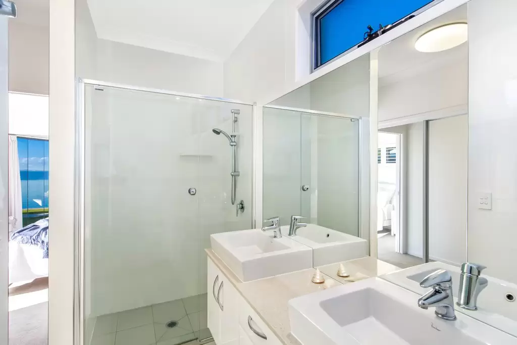 193 Wynnum Esplanade, Wynnum Sold by Queensland Sotheby's International Realty - image 1