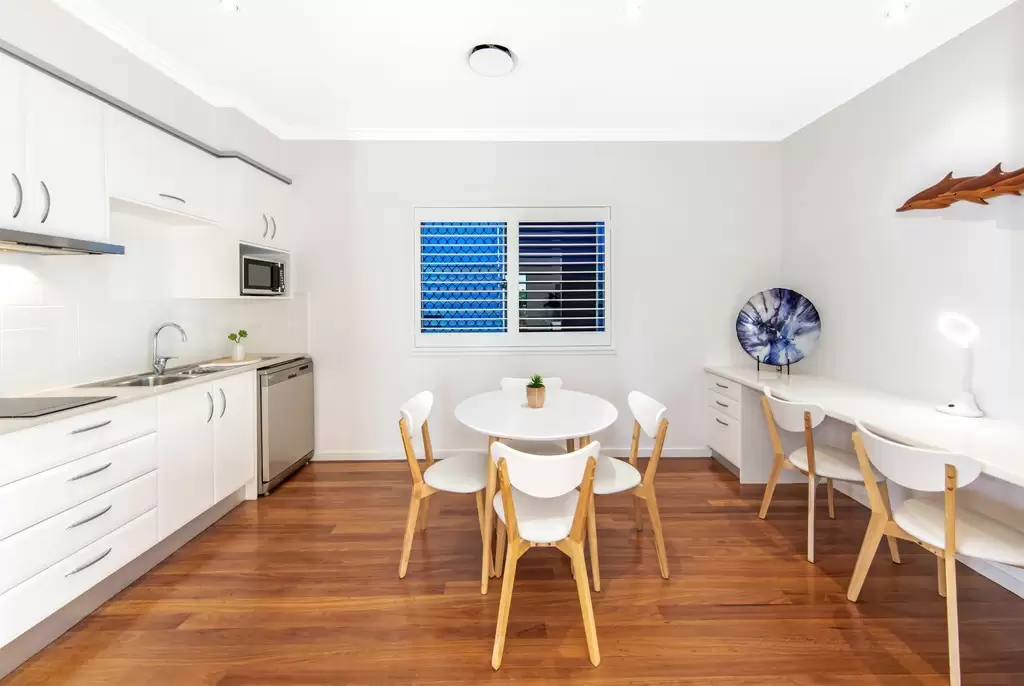 193 Wynnum Esplanade, Wynnum Sold by Queensland Sotheby's International Realty - image 1