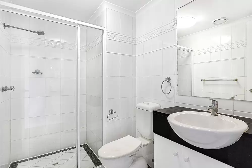 33 The Crest, 15 Breaker St, Main Beach Sold by  - image 1