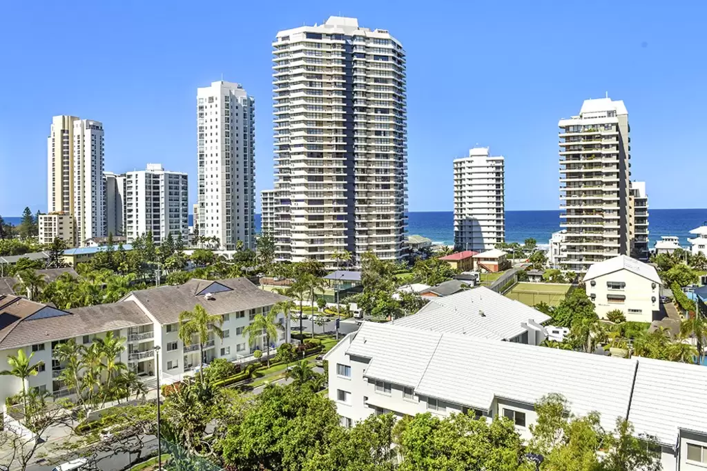 33 The Crest, 15 Breaker St, Main Beach Sold by  - image 1