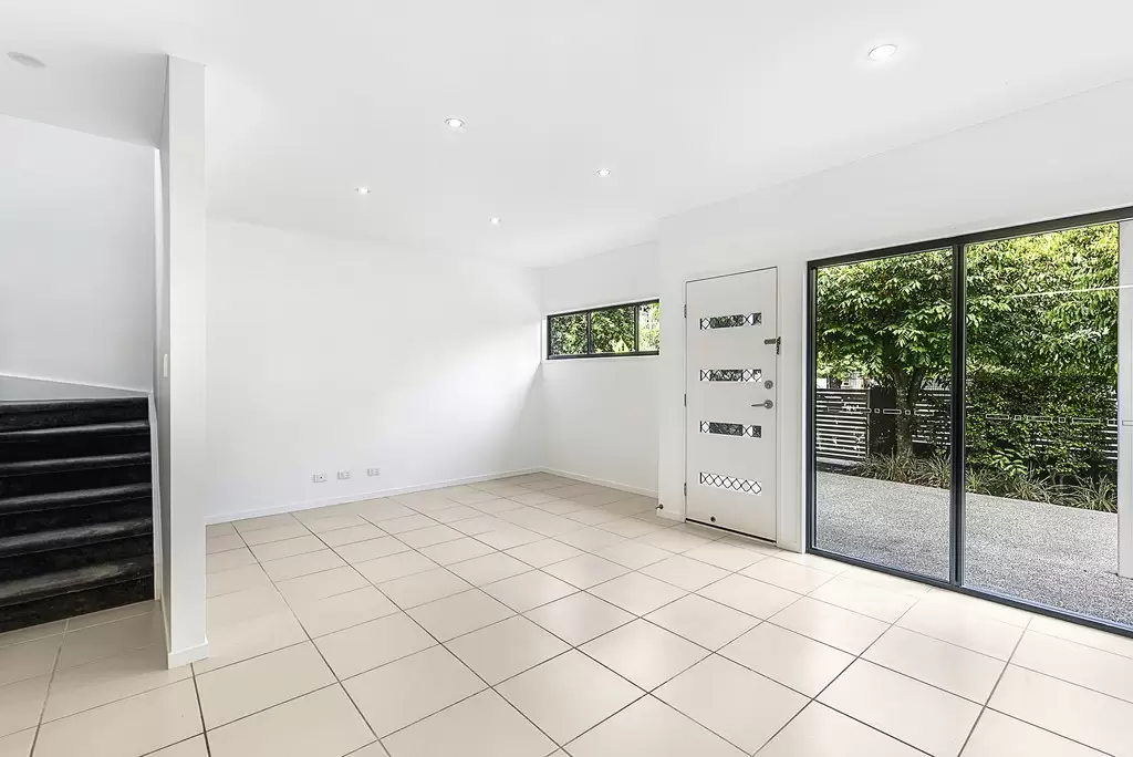 2/24 Windsor Street, Hamilton Leased by  - image 1