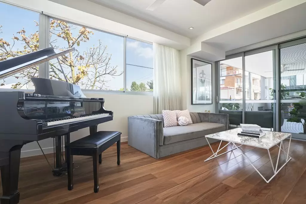 6/24 Macquarie Street, Teneriffe Sold by Queensland Sotheby's International Realty - image 1