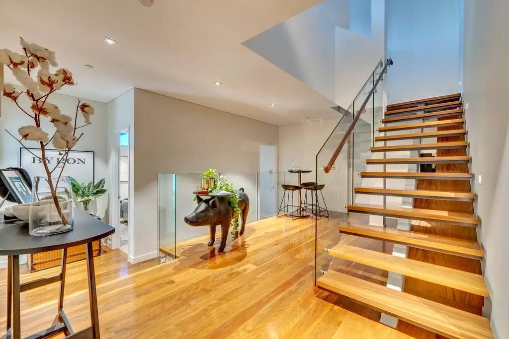 6/24 Macquarie Street, Teneriffe Sold by  - image 1