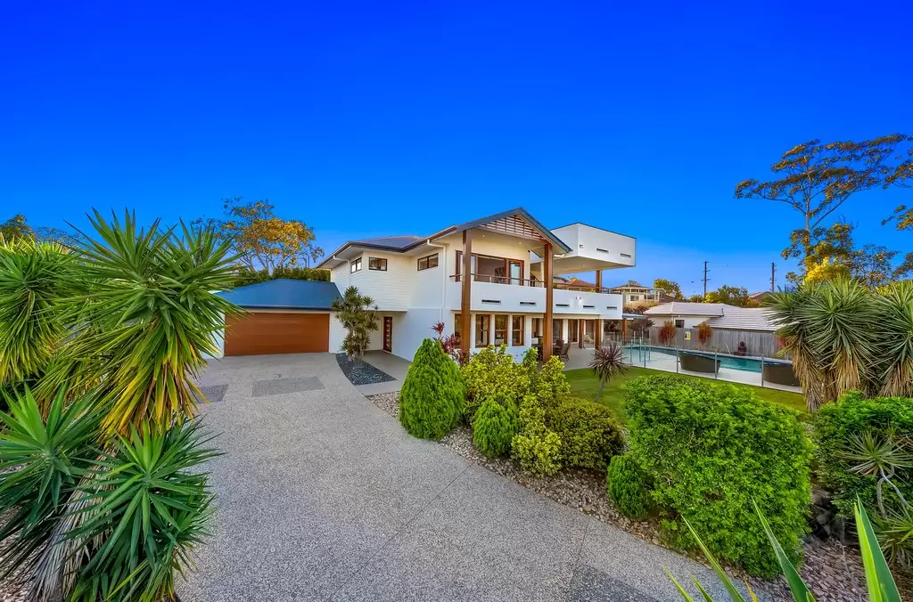 17 Alverna Close, Wynnum Sold by Queensland Sotheby's International Realty - image 1