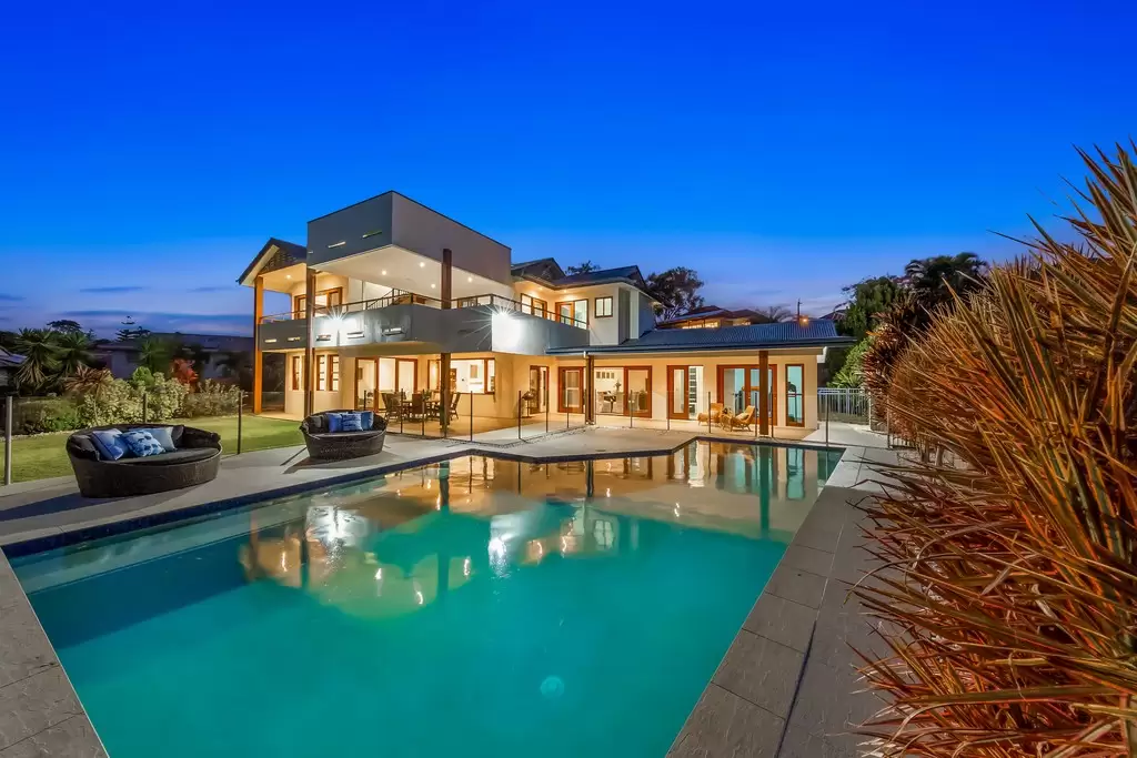 17 Alverna Close, Wynnum Sold by  - image 1