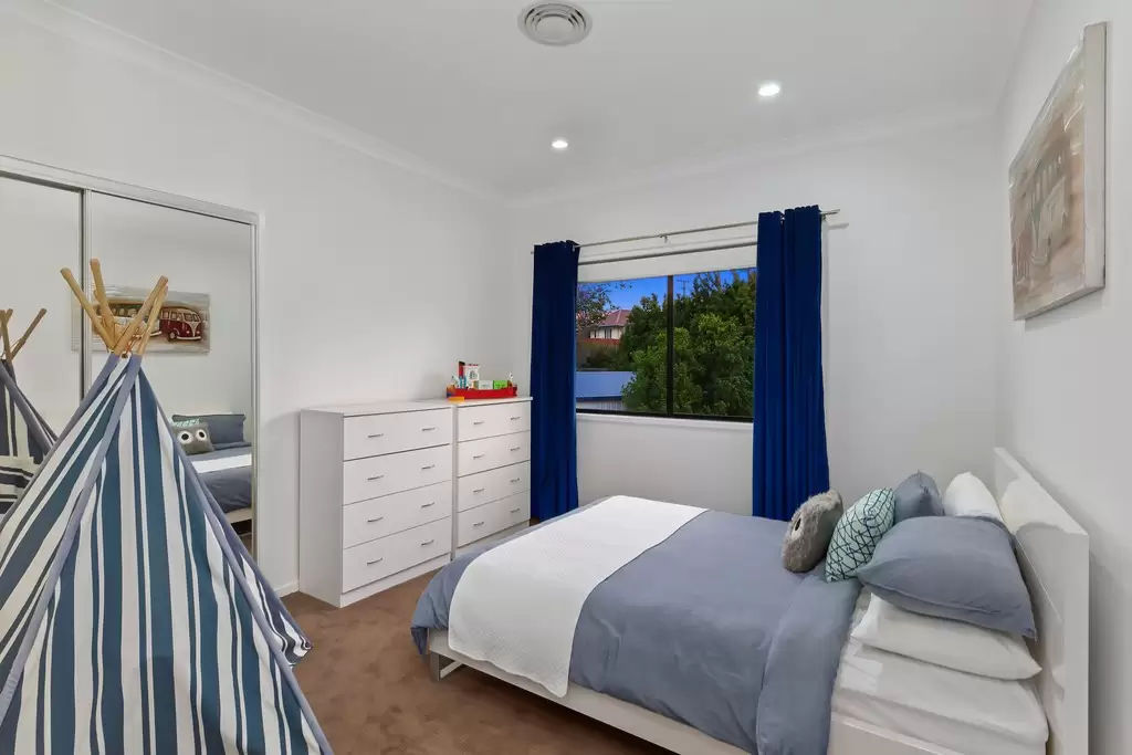 17 Alverna Close, Wynnum Sold by Queensland Sotheby's International Realty - image 1